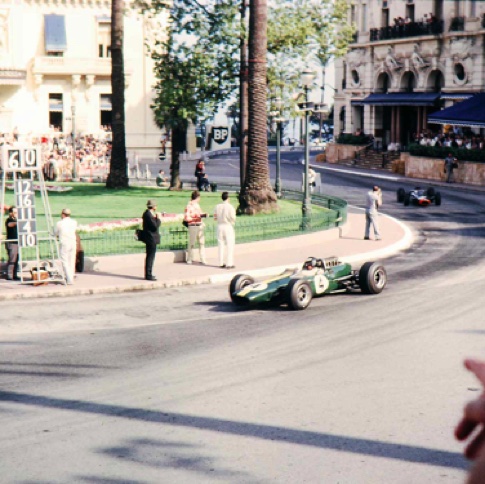 A Monaco devant Graham Hill mais l'abandon n'est pas loin...